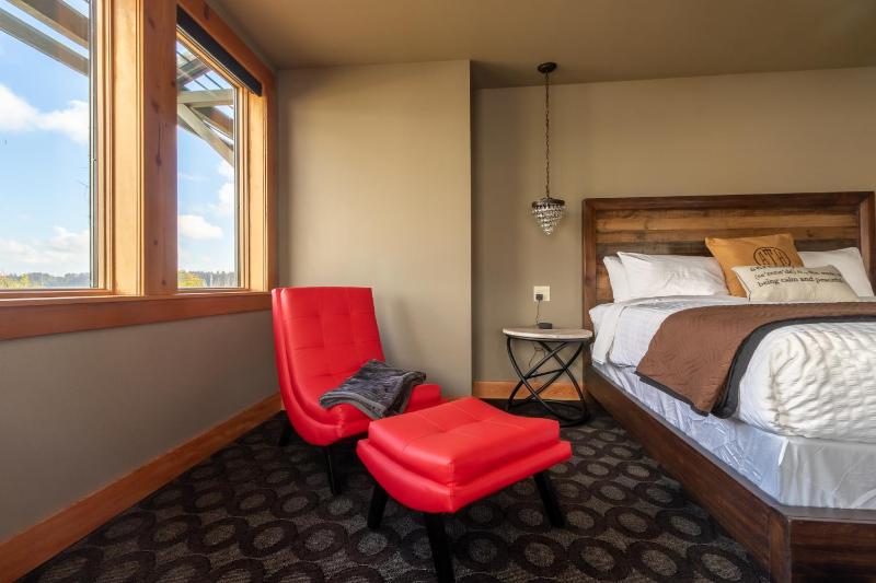 Deluxe King Room image 4