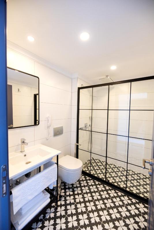 Double Room with Sea View image 3