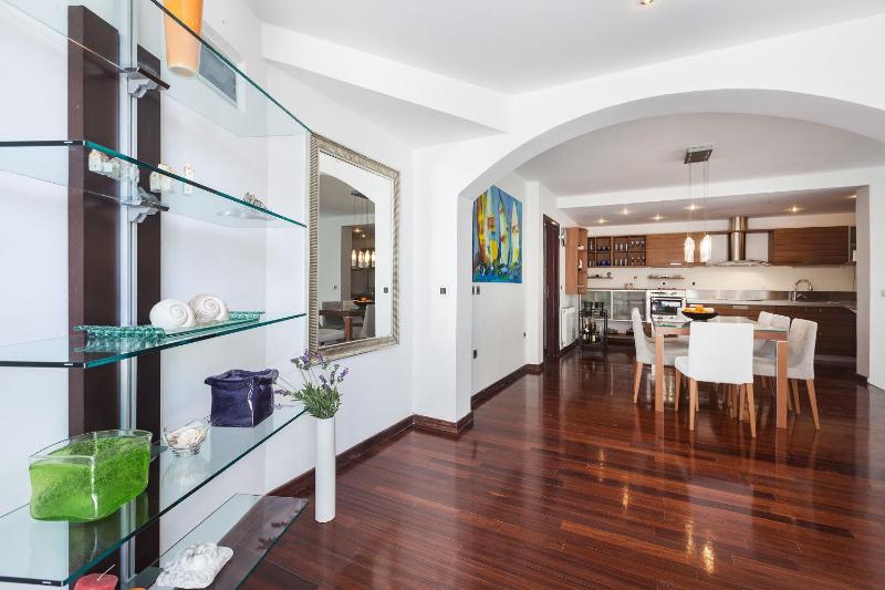 Six-Bedroom Villa  image 1