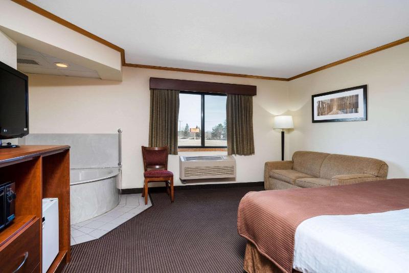 Deluxe King Suite - Non-Smoking image 4