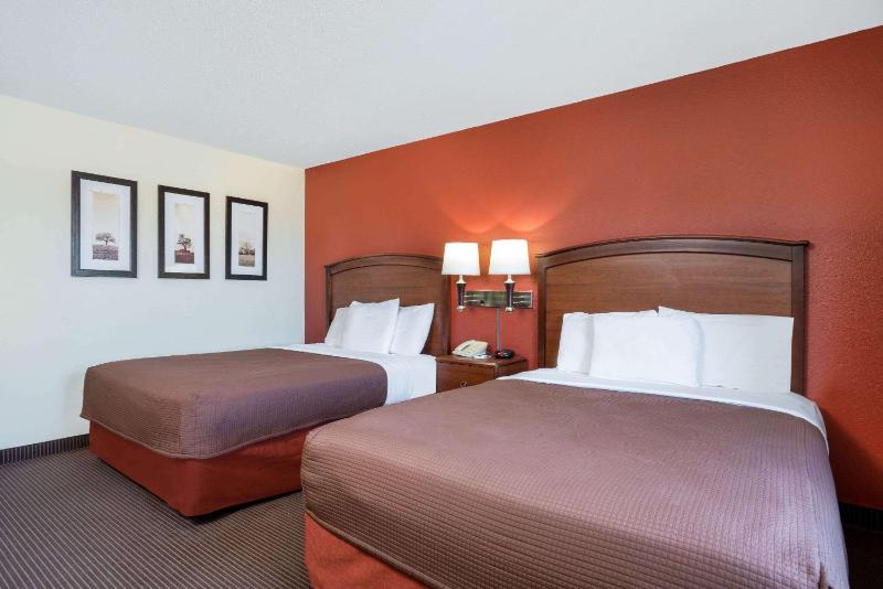 Queen Room with Two Queen Beds - Non-Smoking image 2