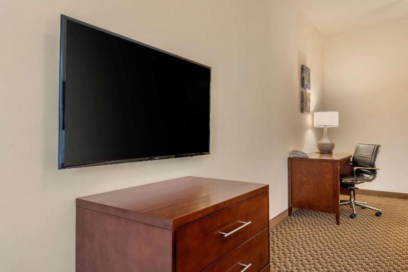 Queen Suite image 2