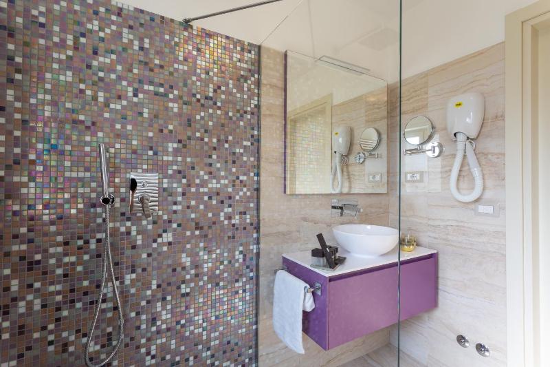 Single Room with Lake View image 4