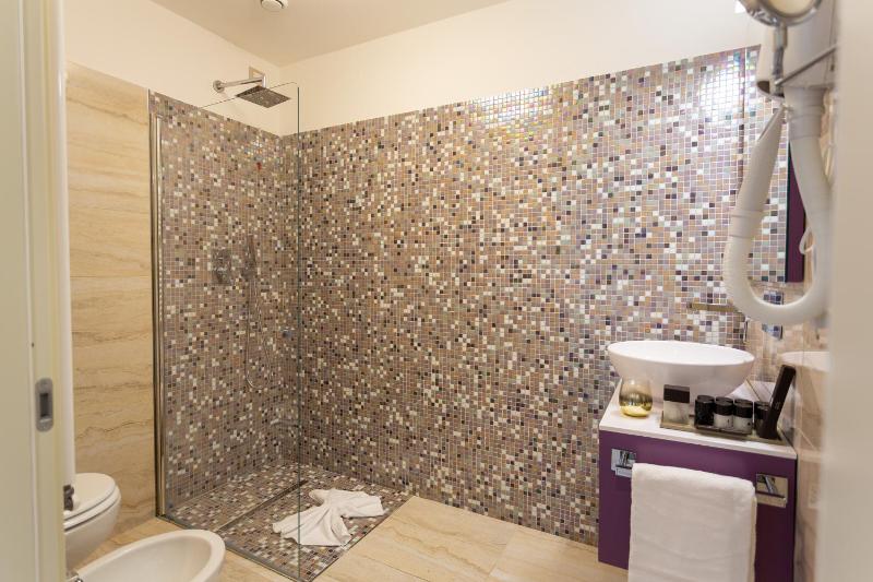 Double Room image 3