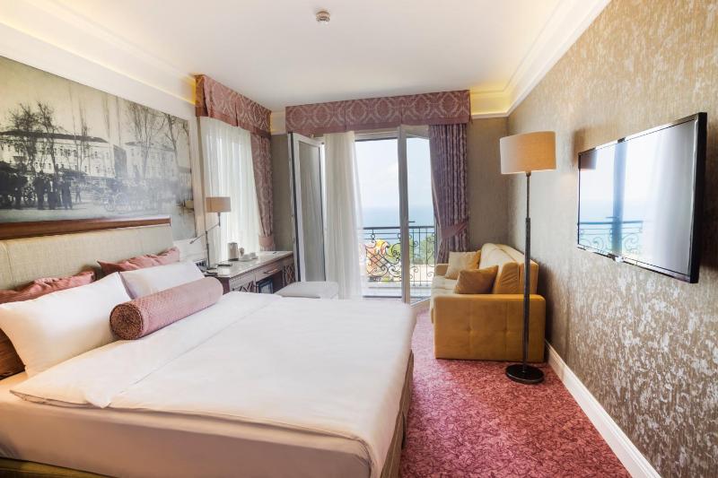 Deluxe Triple Room with Sofa Bed and Sea View Balcony image 3