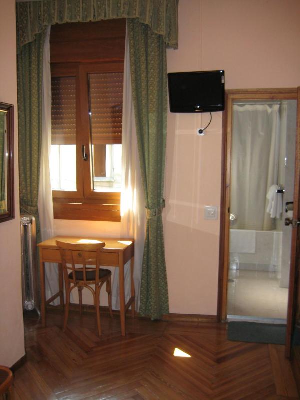 Twin Room image 3