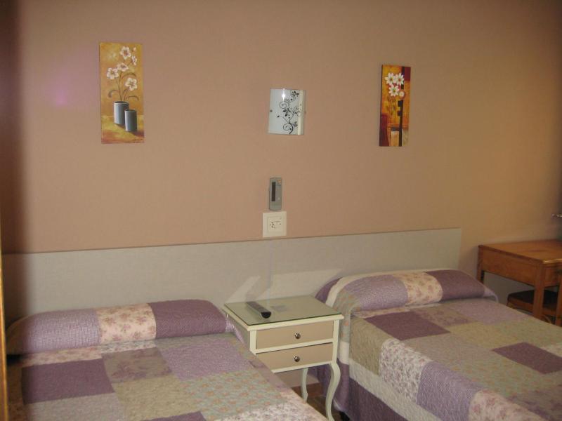 Twin Room image 1