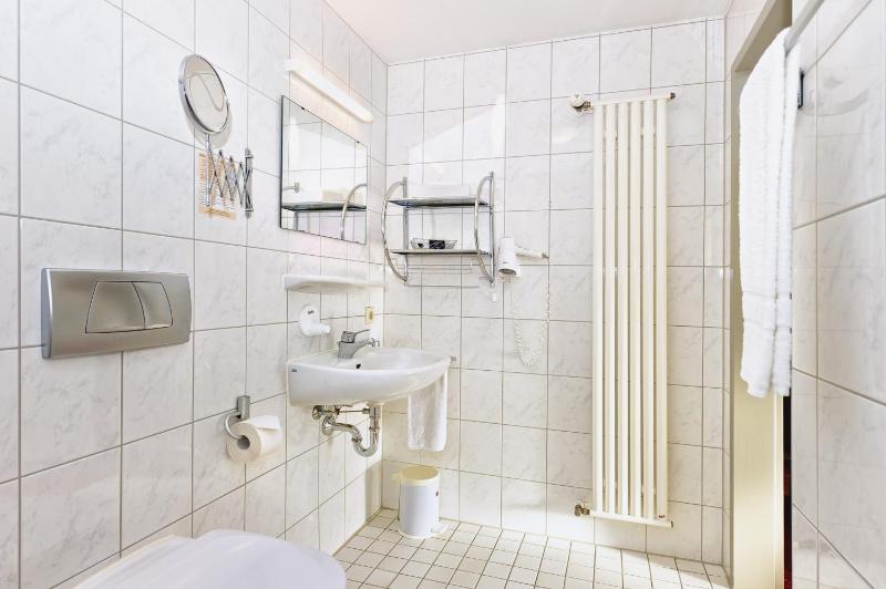 Comfort Single Room image 4