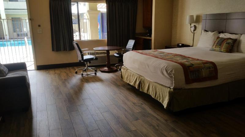 King Room - Non-Smoking image 2