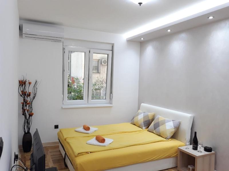 Sweet Yellow Apartment - image 1