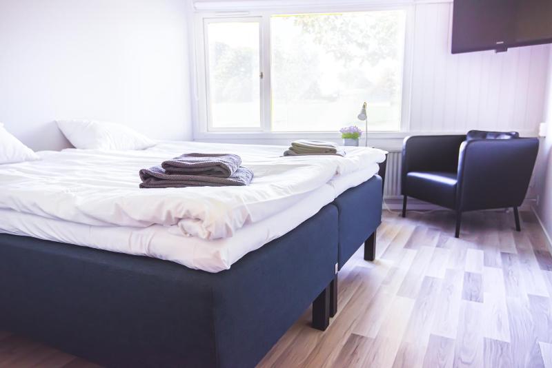 Economy Twin Room image 3