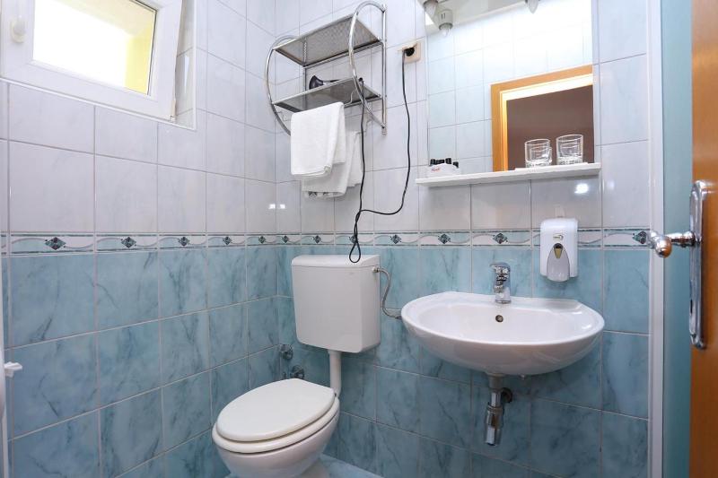 Twin Room image 1