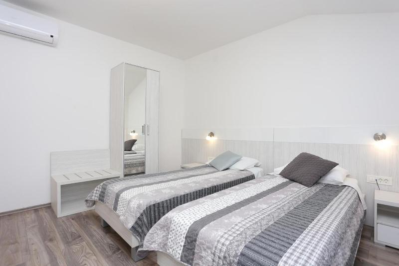 Twin Room image 2
