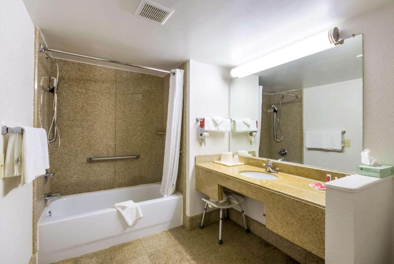 King Room - Accessible/Non-Smoking image 2