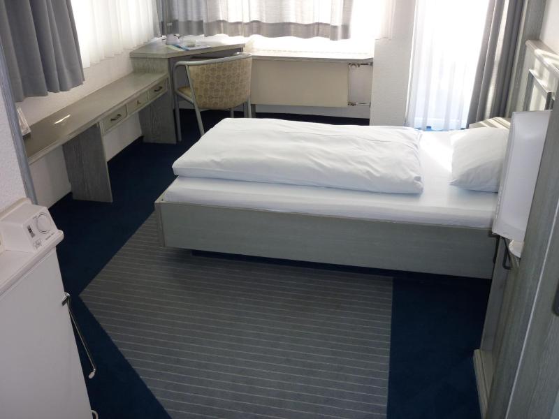 Economy Double Room image 4