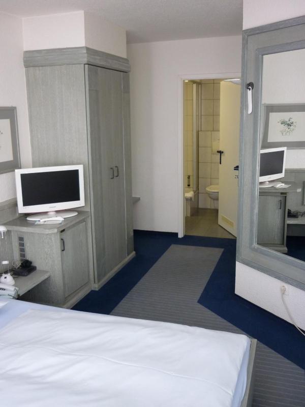 Economy Double Room image 3