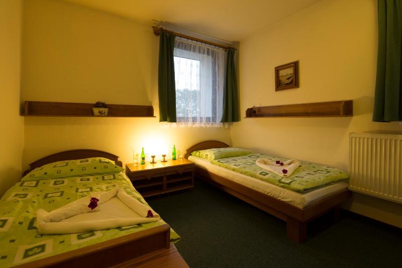 Twin Room with Bathroom image 2