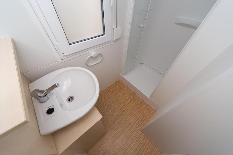 Comfort Two-Bedroom Mobile Home with Terrace image 2