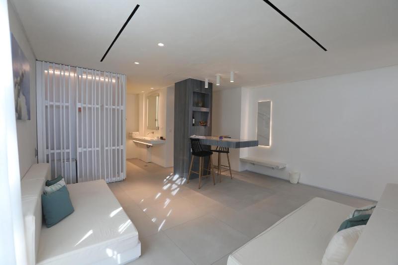 Mykonos Dove Beachfront Hotel - image 6