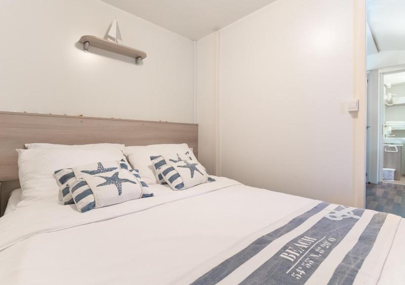 Deluxe Mobile Home with Terrace image 3