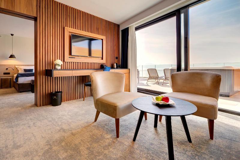 Luxury Suite with Balcony and Sea View image 3