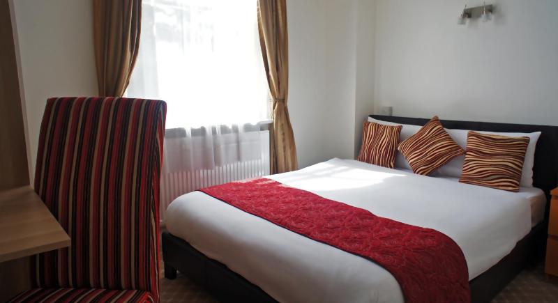 Double Room image 3