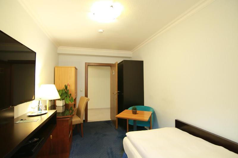Single Room with Bathroom image 2