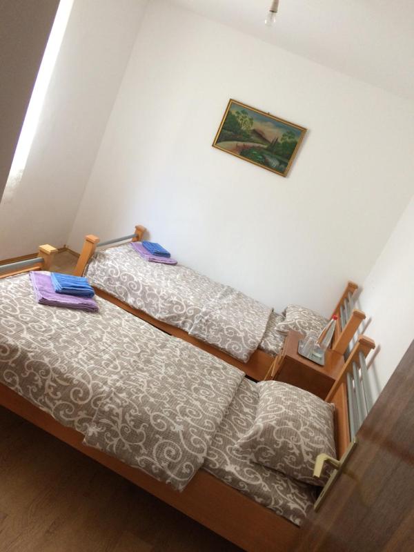Twin Room with Bathroom image 1