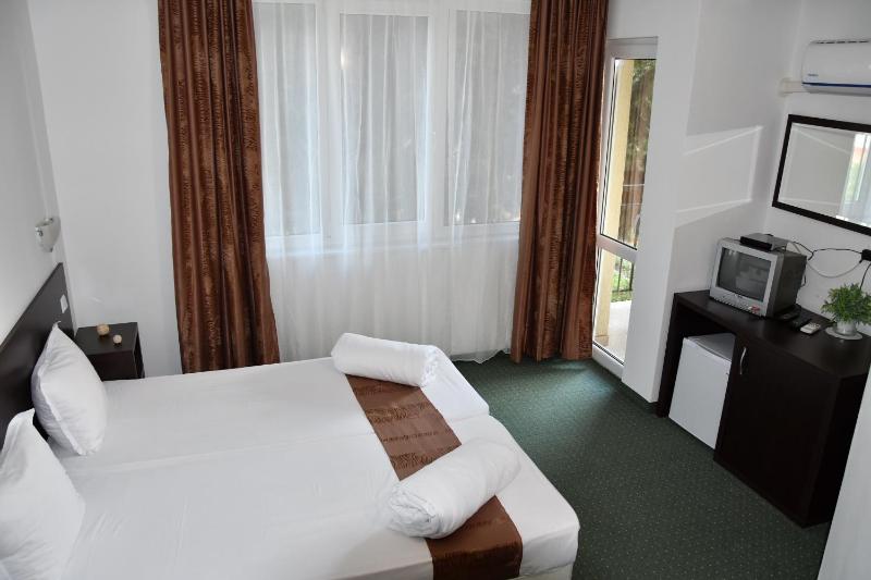 Double Room image 2