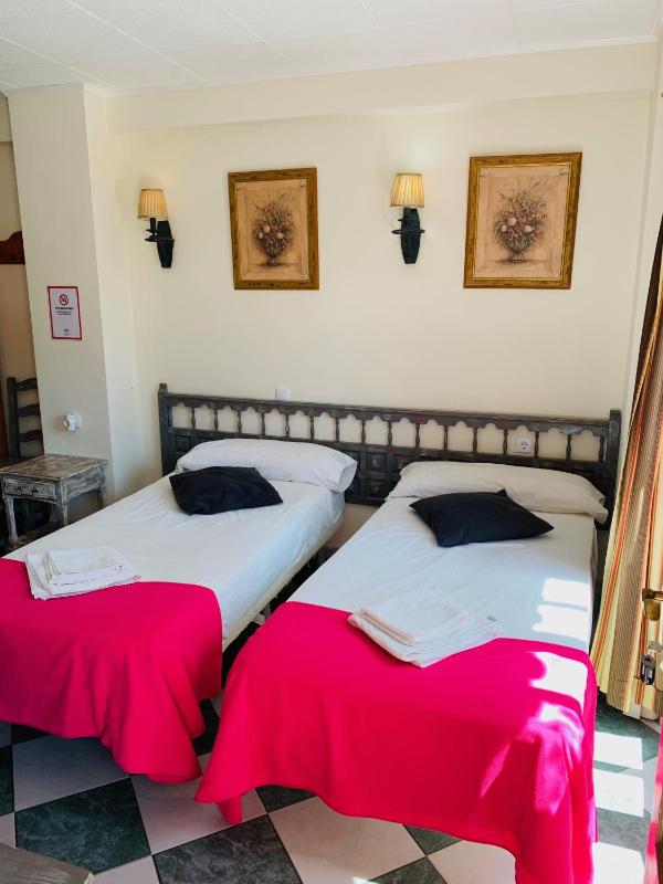 Quadruple Room with Bathroom image 3