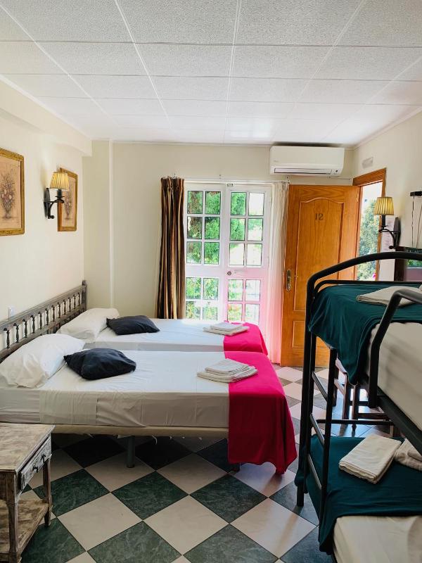 Quadruple Room with Bathroom image 1