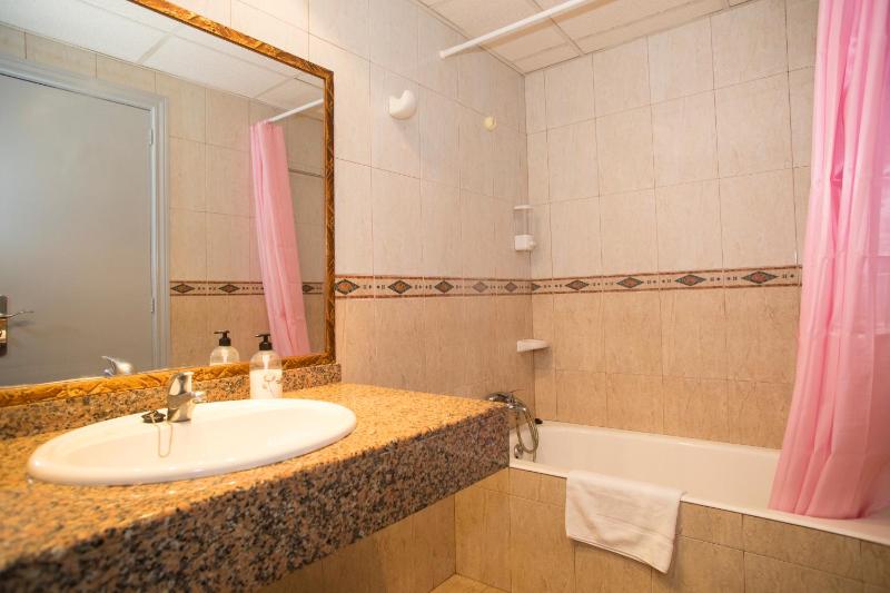 Double Room with City View image 3