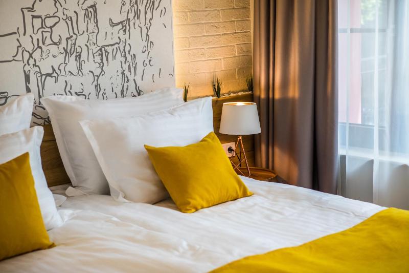 Double Room with Balcony image 2