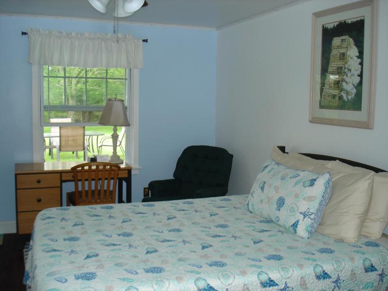 Queen and Twin Room - Pet-Friendly image 3