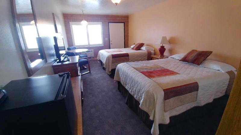 Queen Room with Two Queen Beds image 3