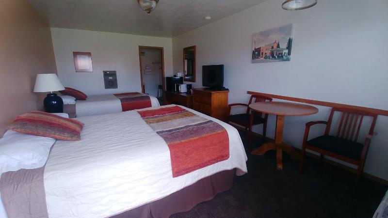 Queen Room with Two Queen Beds image 4