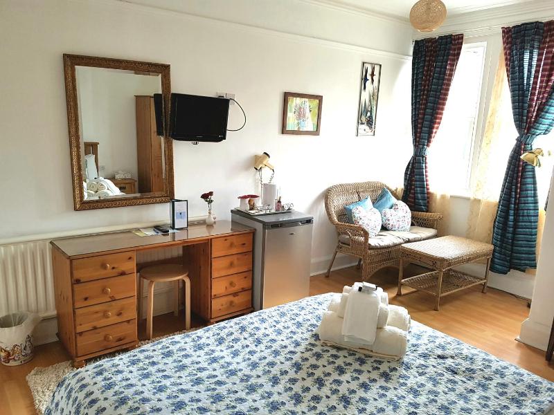 King Room with Garden View image 3