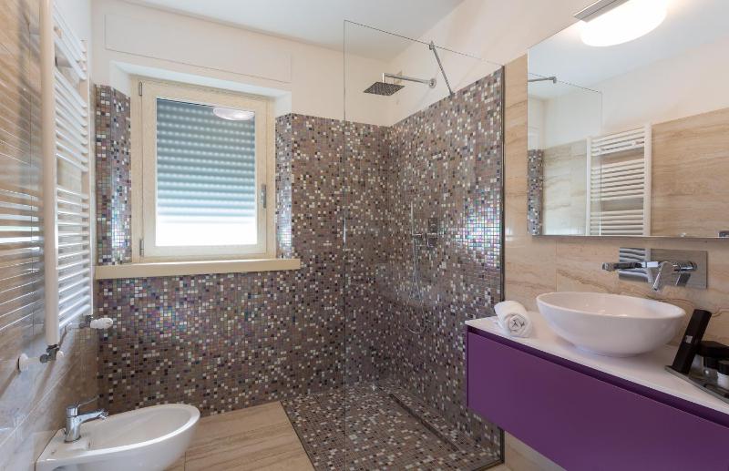 Single Room with Lake View image 3
