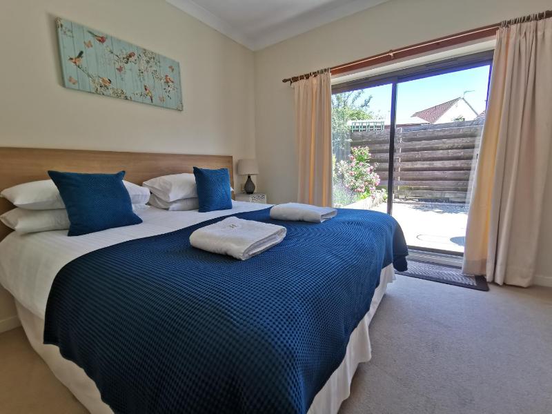 One-Bedroom Apartment image 4