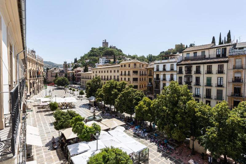 Superior One Bedroom Apartment image 2