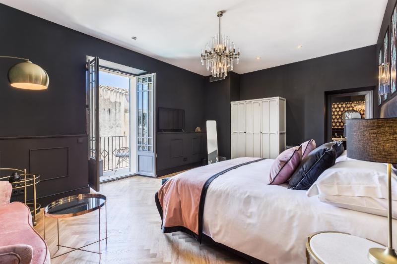 Superior Double or Twin Room with Pool View image 1