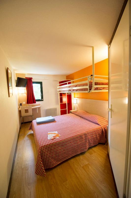 Triple Room (1 Double Bed + 1 Single Bed) image 3