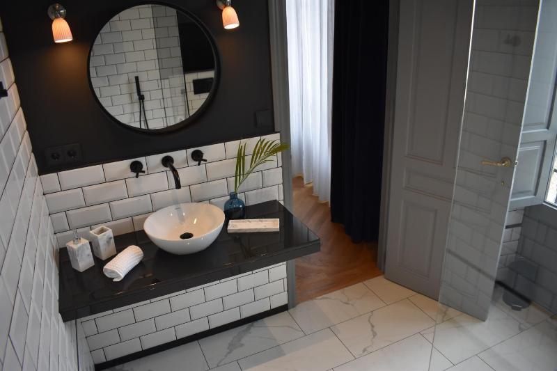 Deluxe Double or Twin Room image 4