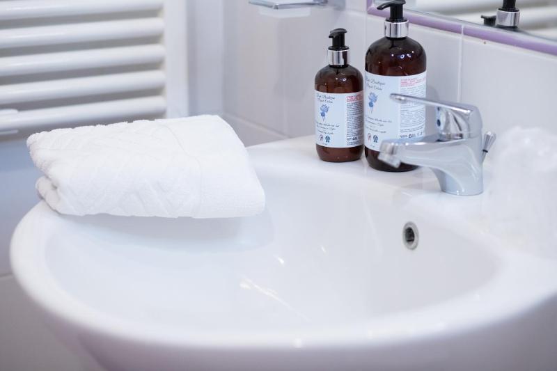 Standard Double Room with Window image 3