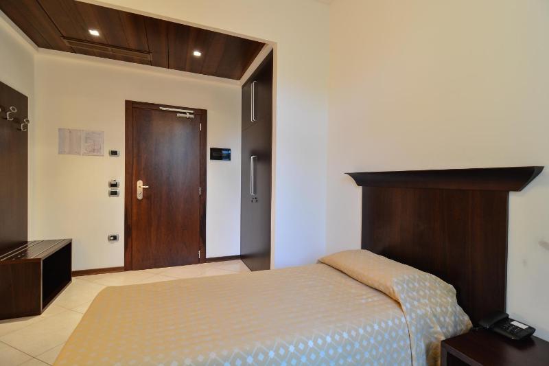 Classic Single Room image 3