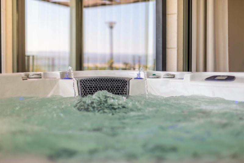 Luxury Apartment with Hot Tub - image 10