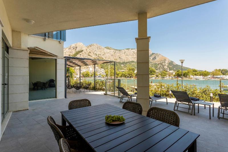 Luxury Apartment with Hot Tub - image 15