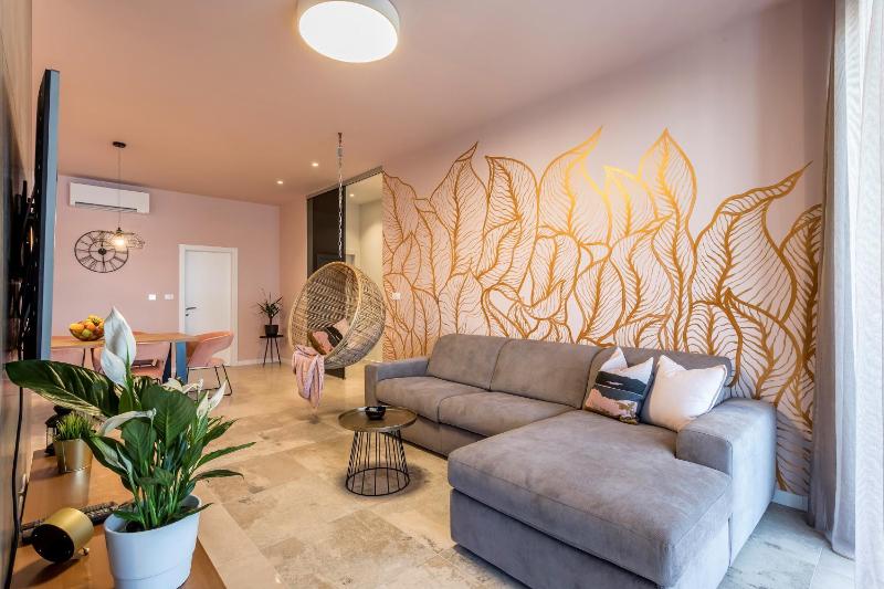 Luxury Apartment with Hot Tub - image 4