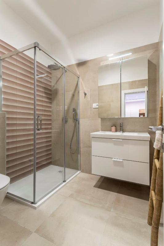 Luxury Apartment with Hot Tub - image 6