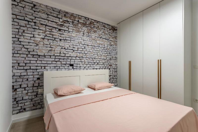 Luxury Apartment with Hot Tub - image 12